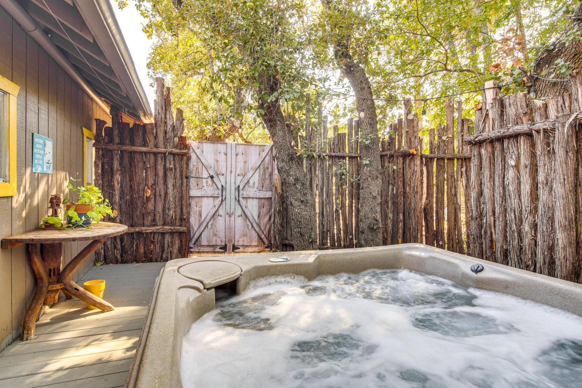 Pet-Friendly Wimberley Cabin With Fire Pit And Hot Tub Kültér fotó