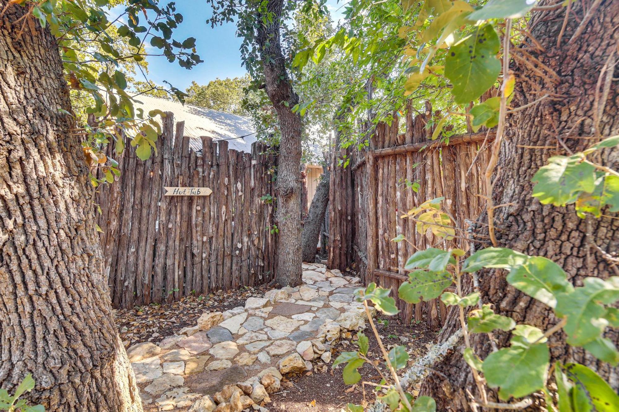 Pet-Friendly Wimberley Cabin With Fire Pit And Hot Tub Kültér fotó