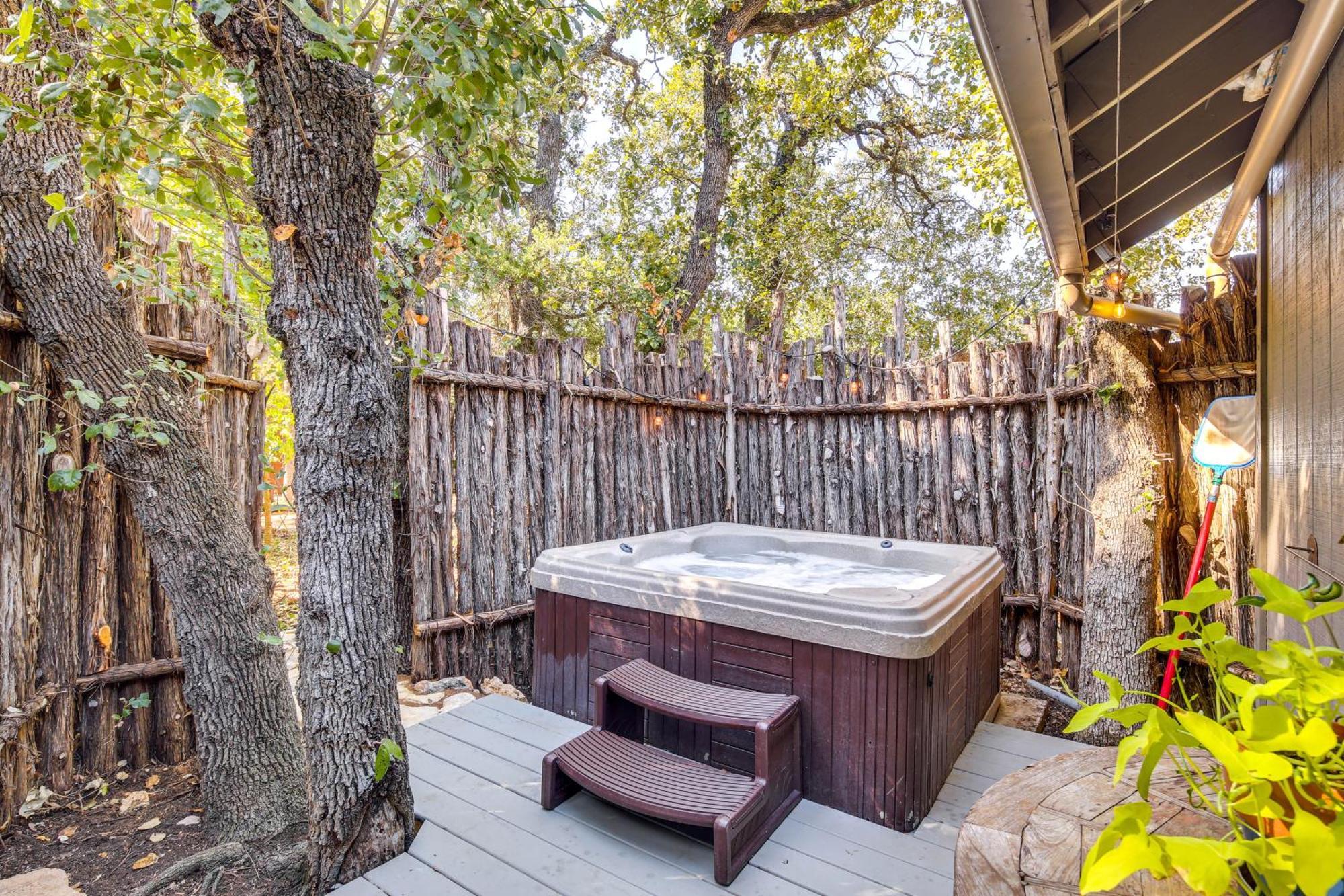 Pet-Friendly Wimberley Cabin With Fire Pit And Hot Tub Kültér fotó